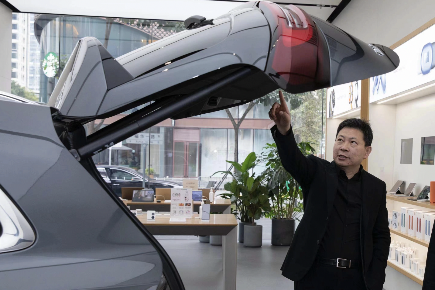 余承东揭秘华为造车最新进展：从赛力斯合作到自建车厂的未来规划