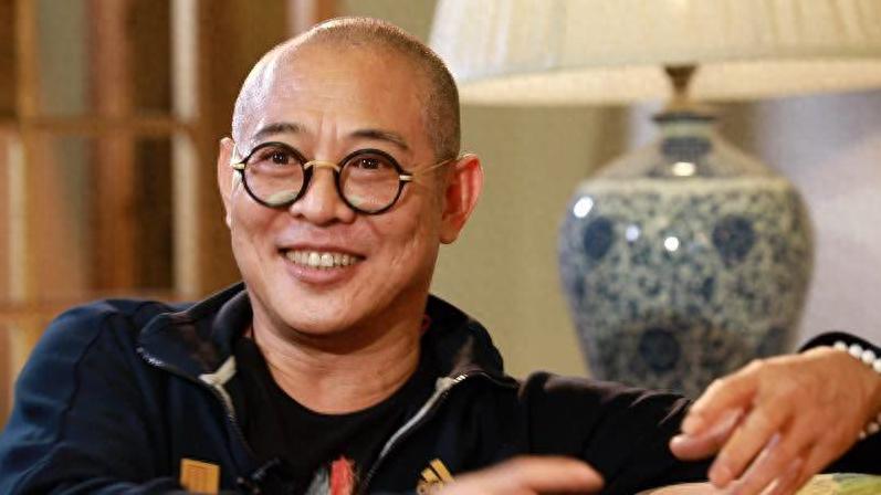 李连杰病照引发热议，他回应健康状况并非坐轮椅