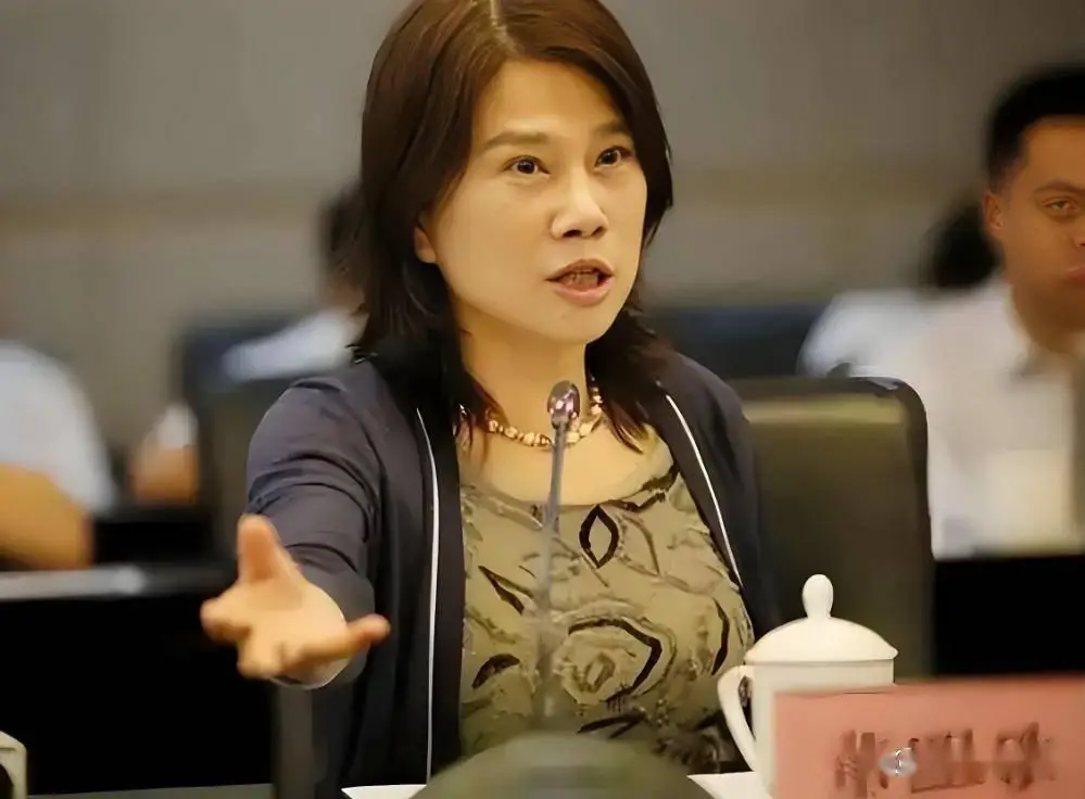 格力董明珠管理_董明珠停职审查事件：格力电器如何平衡公众形象与内部管理?_格力董明珠管理模式