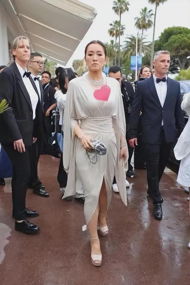 巩俐戛纳红毯造型_巩俐的时尚风格与红毯造型_巩俐走红毯服装