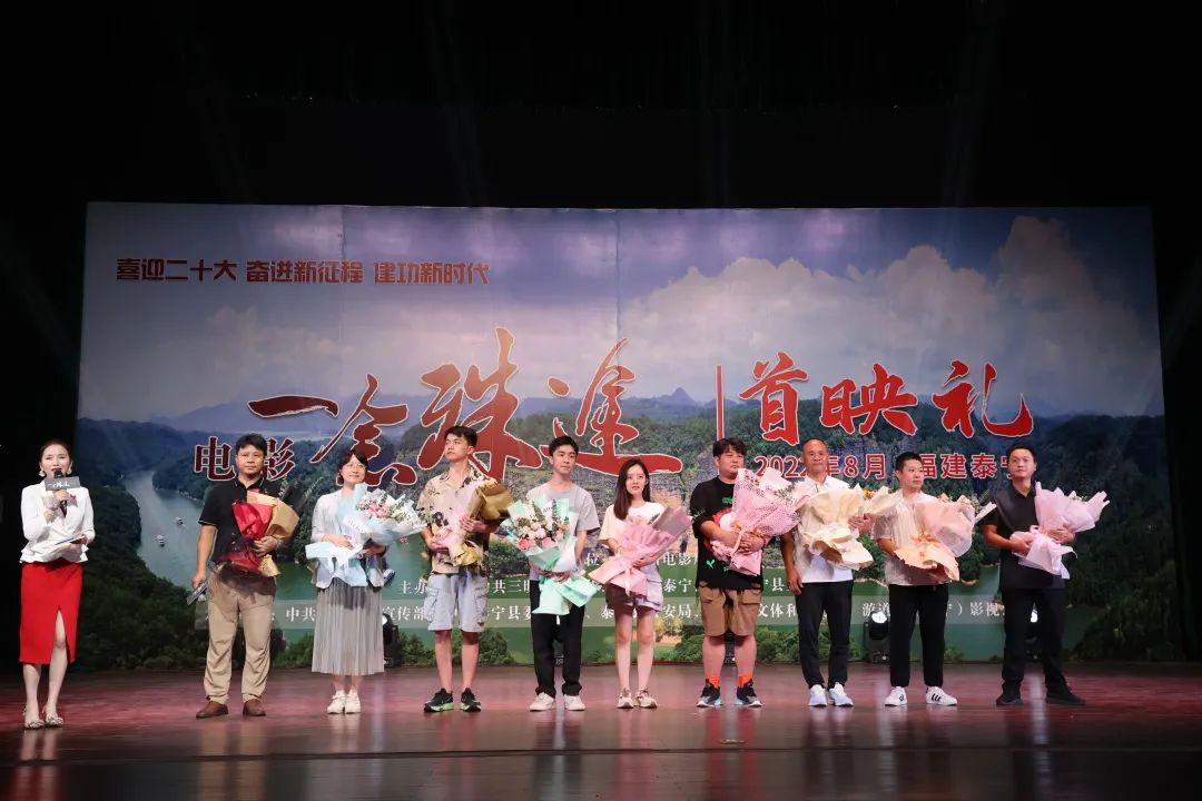 成龙拍电影的精神_成龙电影的意义_成龙的影片对青少年的教育意义