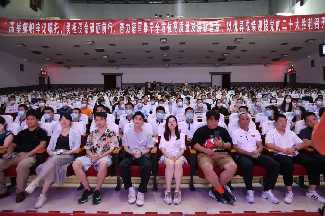 成龙电影的意义_成龙拍电影的精神_成龙的影片对青少年的教育意义