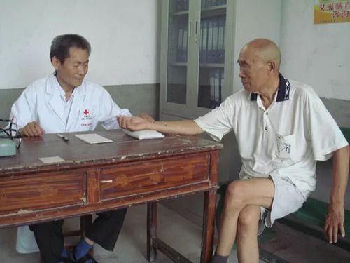 李宇春捐赠_李宇春参与公益活动，为贫困地区儿童送温暖_李宇春公益歌曲