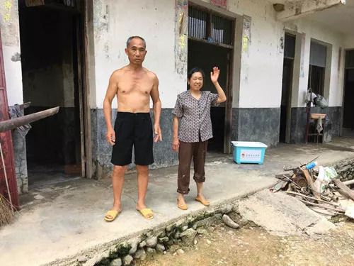 李宇春捐赠_李宇春参与公益活动，为贫困地区儿童送温暖_李宇春公益歌曲