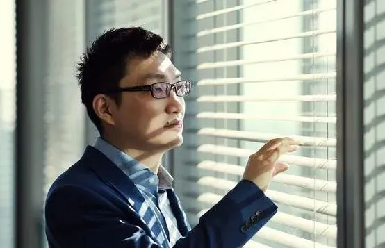 黄峥与拼多多的成功之道：从穷查理宝典到毛泽东选集的启示