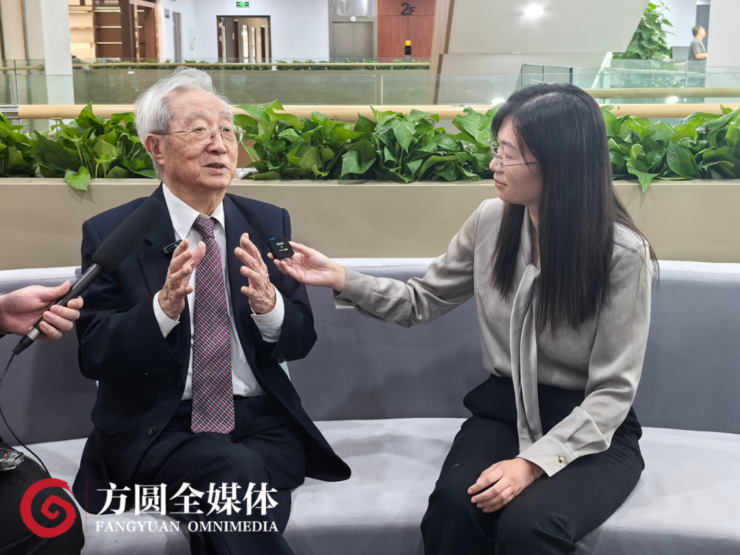 张晋藩荣获人民教育家国家荣誉称号，94岁高龄接受采访表达感激之情
