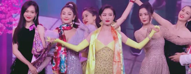 杨幂经历成长家庭故事视频_杨幂家庭出身_杨幂的家庭故事与成长经历