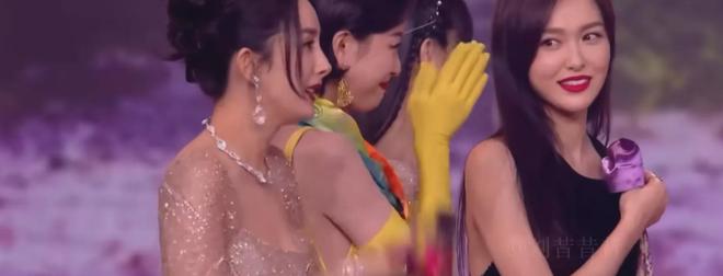 杨幂经历成长家庭故事视频_杨幂家庭出身_杨幂的家庭故事与成长经历
