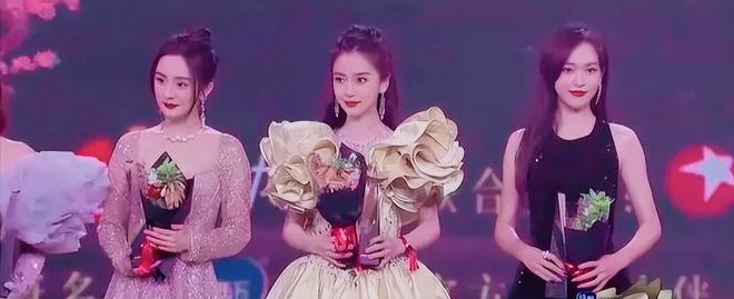 杨幂经历成长家庭故事视频_杨幂家庭出身_杨幂的家庭故事与成长经历