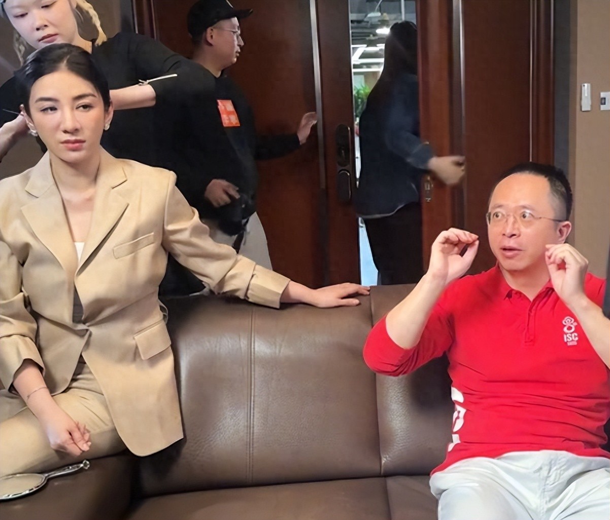 360董事长周鸿祎首部AI短剧红衣大叔 用AI带我穿越免费观看，回应剧情辣眼睛与黄奕合作细节